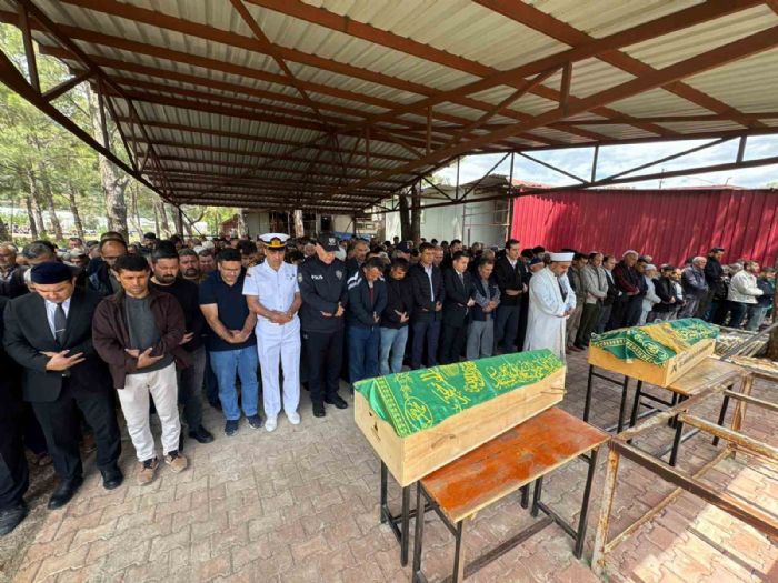 Mersin�de �len 2 karde�in cenazesi g�zya�lar� aras�nda defnedildi