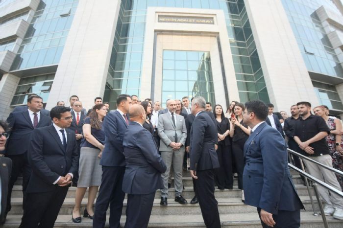 Mersin Cumhuriyet Ba�savc�s� Ahmet �elikkol’a Mersin Adliyesi’nde Duygusal Veda
